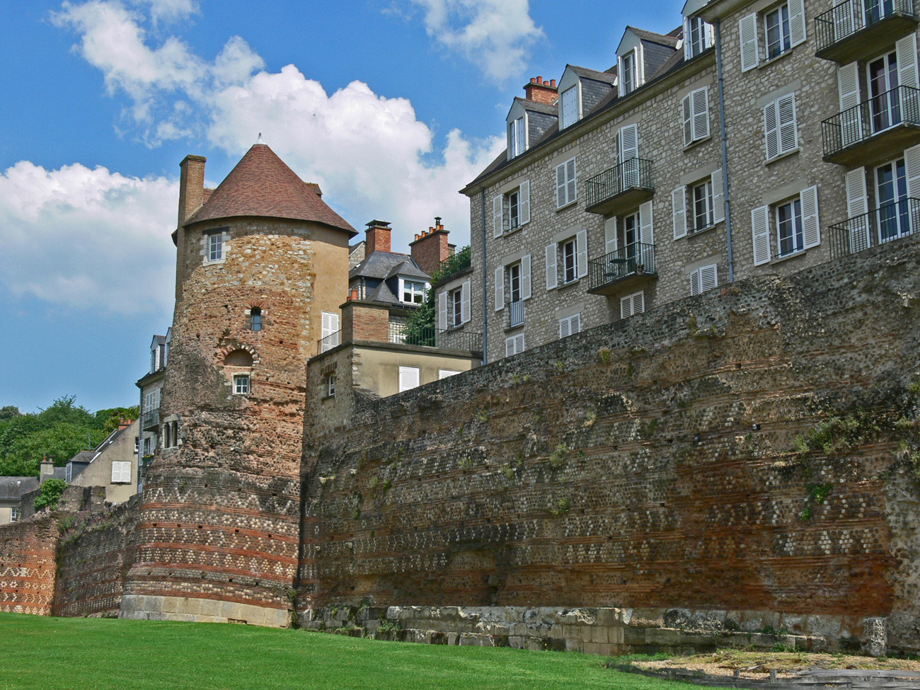 A Great wall of 50 Towers once flanked the city of Maracelles France